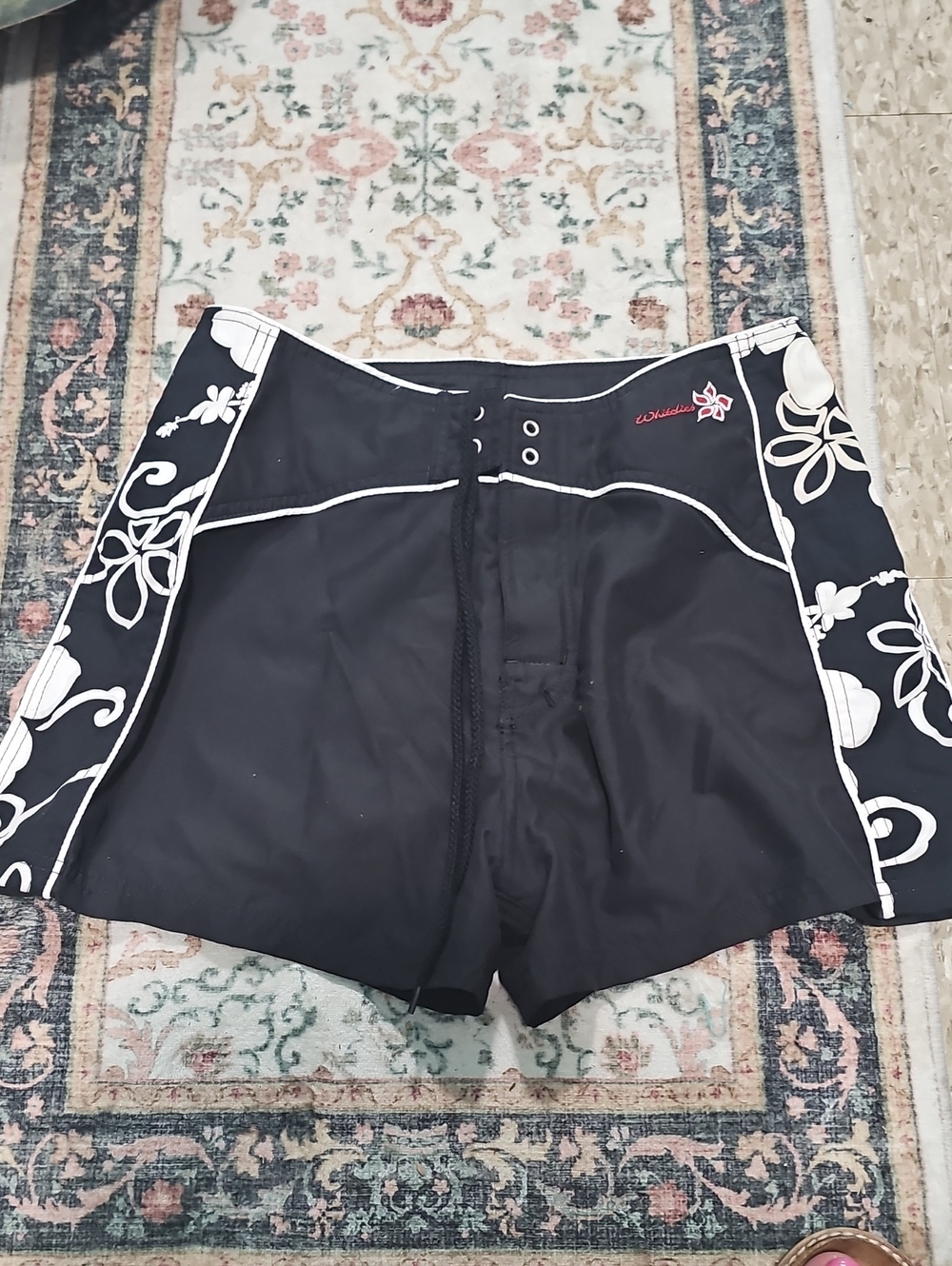 Vintage White Lies Women's Black Floral-Panel Shorts. Size 7